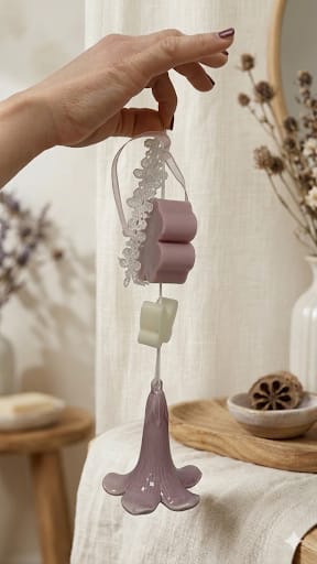 Sapone decorativo da appendere fiore farfalla e campanella 9 x 20 cm